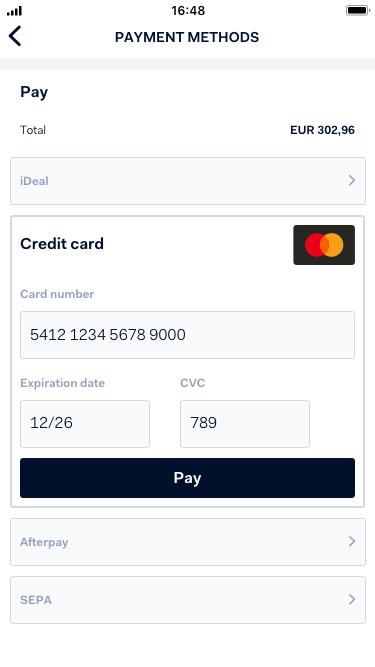 Mobiltelefon som visar en betalningsskärm med inmatningsfält för kreditkort och betalningsmetoder inklusive Adyen-alternativ