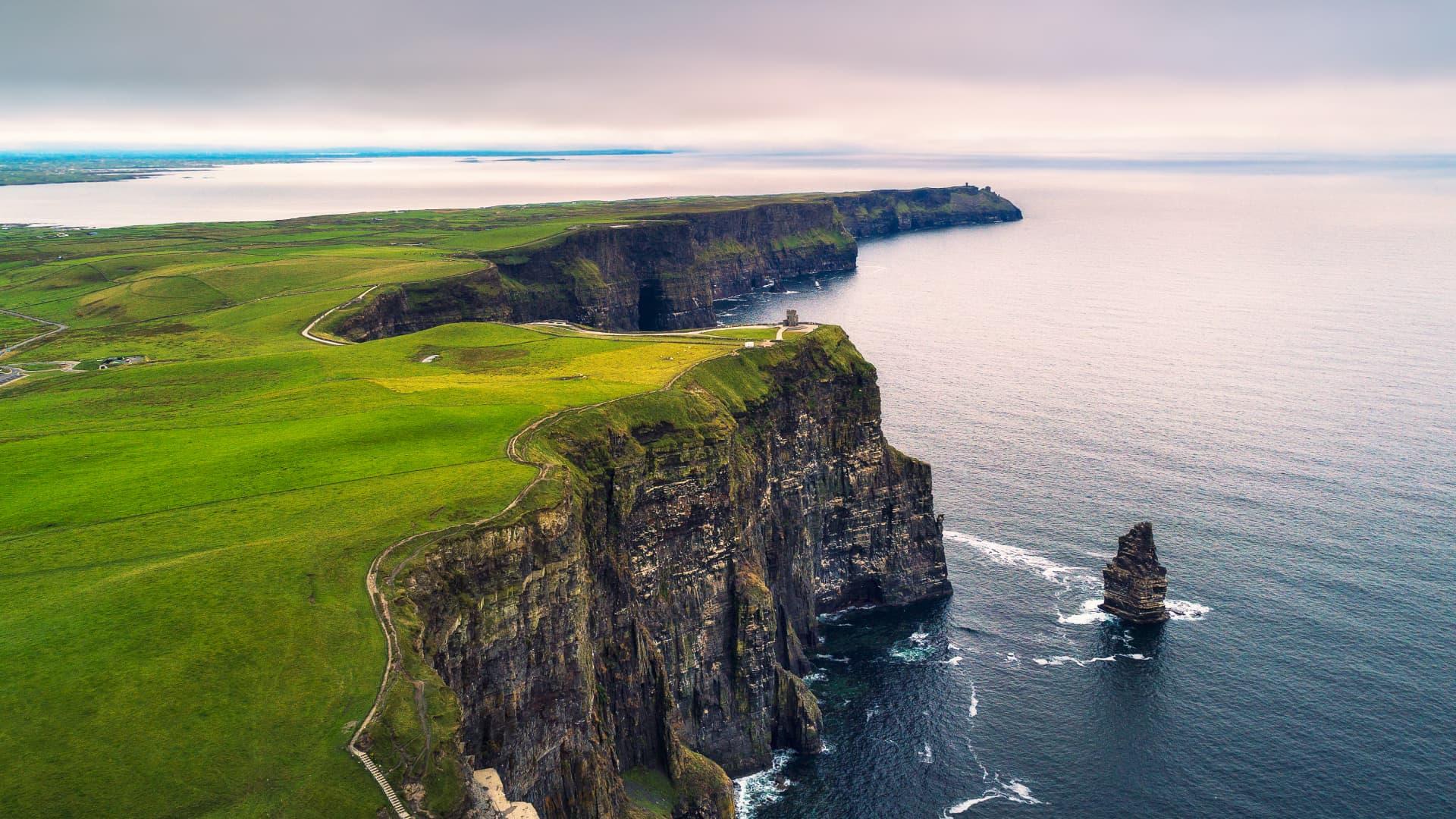 Luftbild der Klippen von Moher an einem bewölkten Tag in Irland