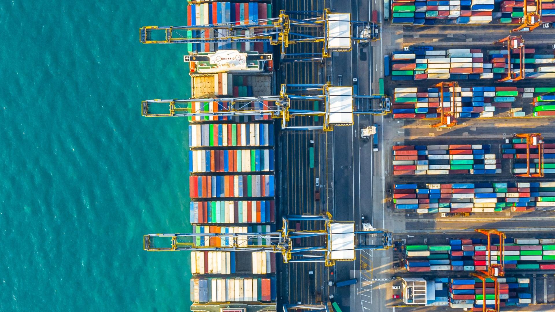 Luchtfoto van een kleurrijke containerterminal bij de dokken in Hongkong
