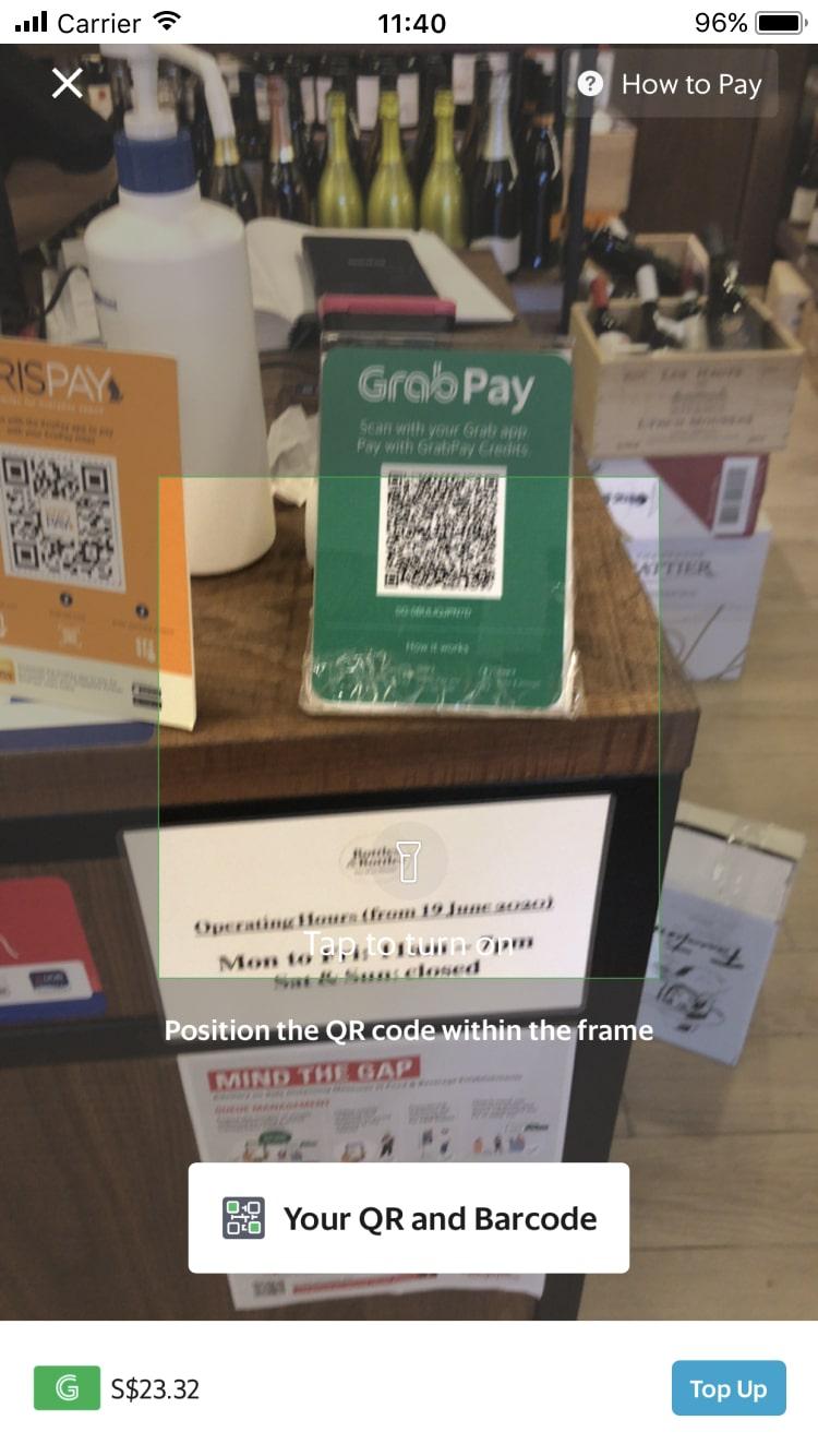 Schermo di pagamento mobile che visualizza il codice QR per GrabPay con un addebito totale di $23,32