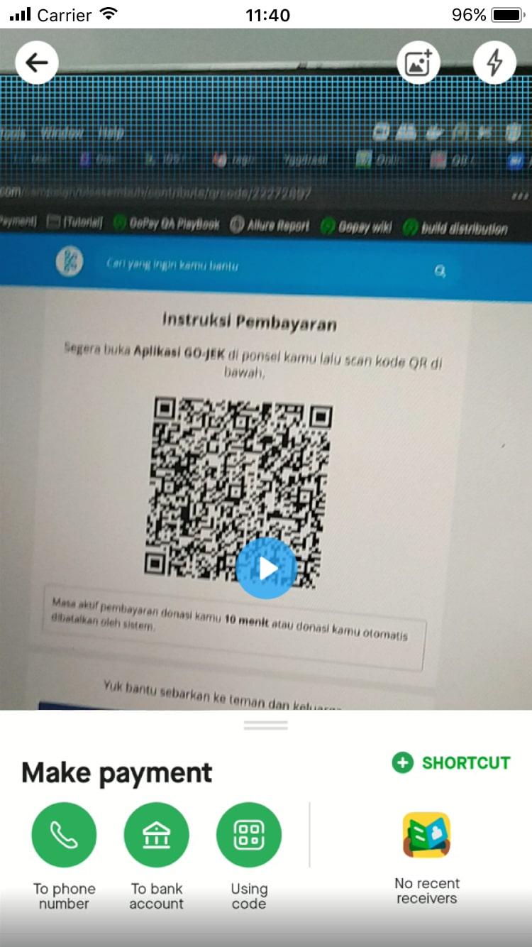 Smartphone mit QR-Code-Zahlungsanweisung und Zahlungsoptionen