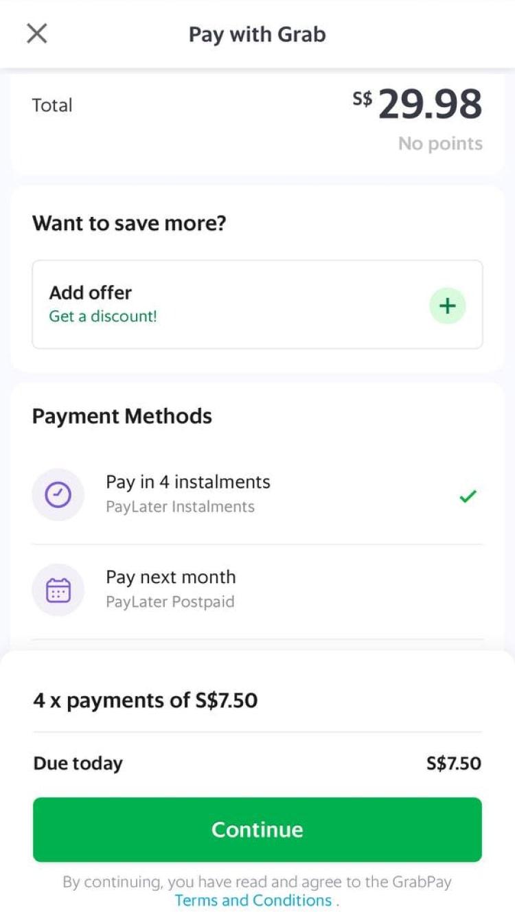 Schermo di pagamento mobile che mostra un totale di $29,98 e opzioni per pagamenti rateali